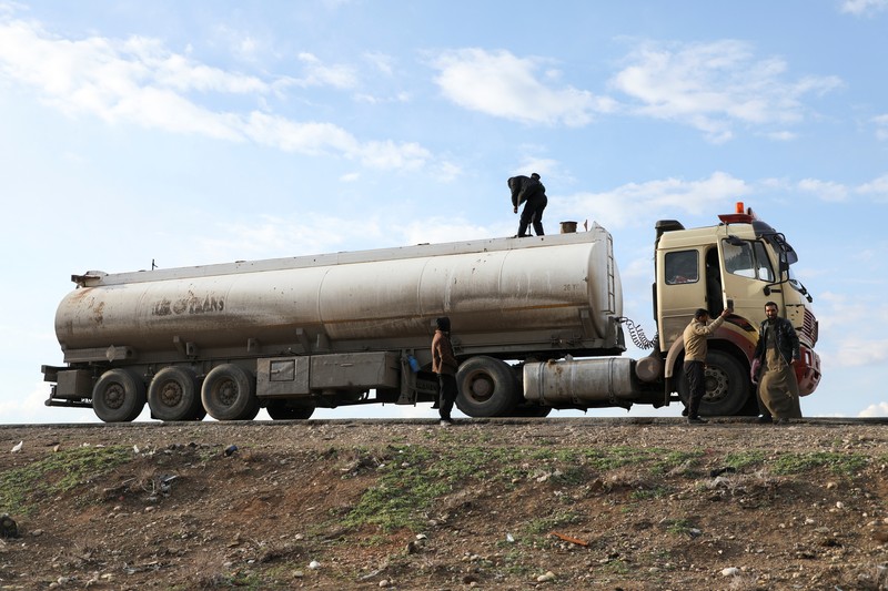 Truk-truk tangki minyak antre berbaris di Qamishli, Suriah, Minggu (23/2/2025) waktu setempat. (REUTERS/Orhan Qereman)