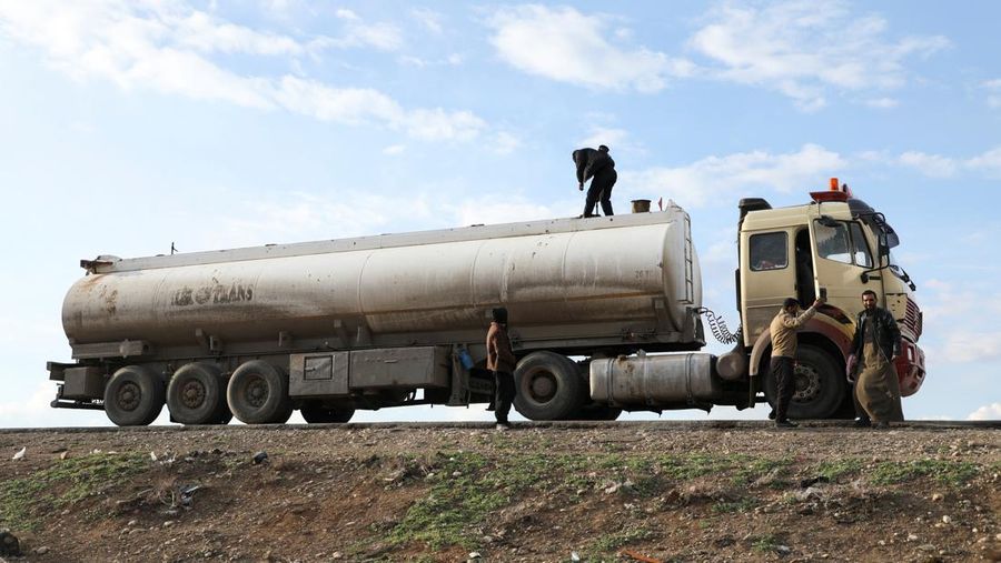 Truk-truk tangki minyak antre berbaris di Qamishli, Suriah, Minggu (23/2/2025) waktu setempat. (REUTERS/Orhan Qereman)