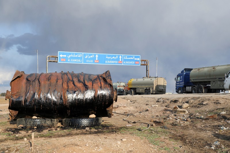 Truk-truk tangki minyak antre berbaris di Qamishli, Suriah, Minggu (23/2/2025) waktu setempat. (REUTERS/Orhan Qereman) Truk-truk tangki minyak antre berbaris di Qamishli, Suriah, Minggu (23/2/2025) waktu setempat. (REUTERS/Orhan Qereman)