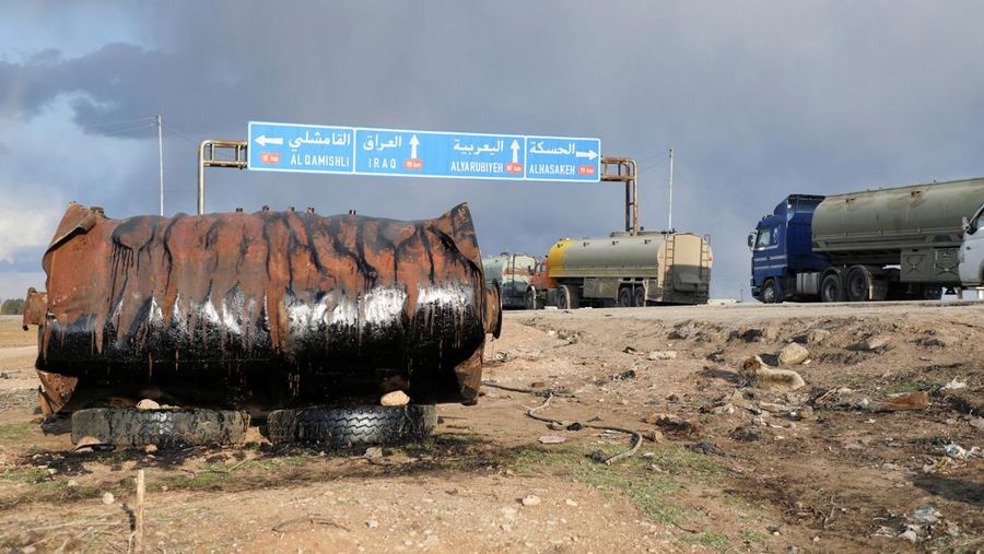 Truk-truk tangki minyak antre berbaris di Qamishli, Suriah, Minggu (23/2/2025) waktu setempat. (REUTERS/Orhan Qereman)