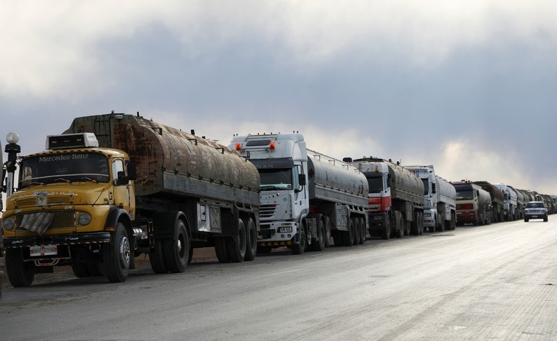 Truk-truk tangki minyak antre berbaris di Qamishli, Suriah, Minggu (23/2/2025) waktu setempat. (REUTERS/Orhan Qereman) Truk-truk tangki minyak antre berbaris di Qamishli, Suriah, Minggu (23/2/2025) waktu setempat. (REUTERS/Orhan Qereman)
