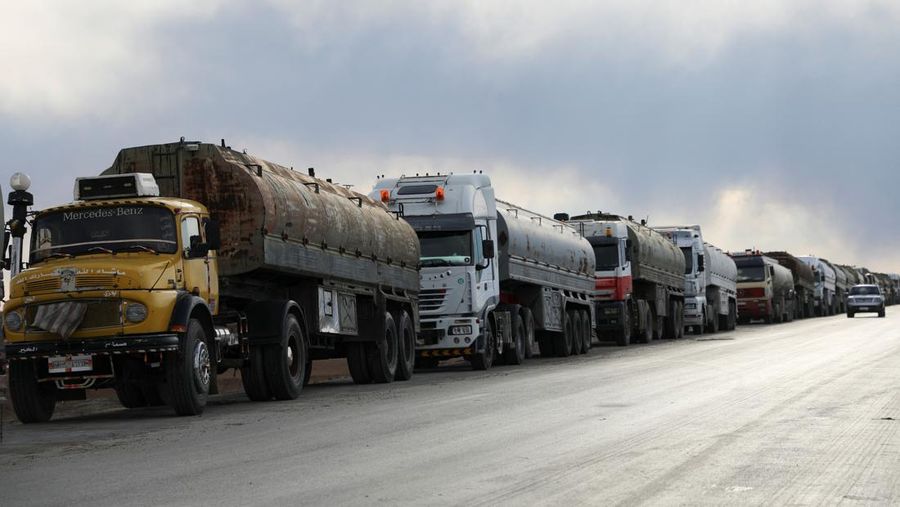 Truk-truk tangki minyak antre berbanjar di Qamishli, Suriah, Minggu (23/2/2025) waktu setempat. (REUTERS/Orhan Qereman)