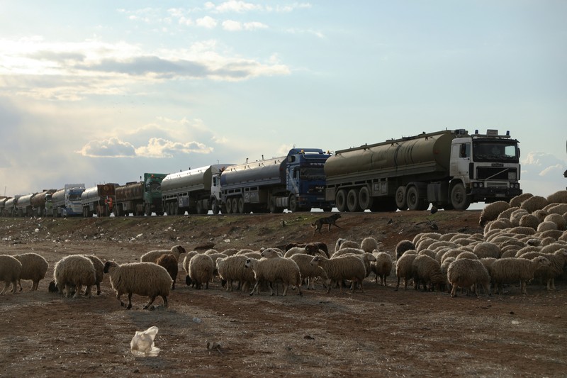 Truk-truk tangki minyak antre berbaris di Qamishli, Suriah, Minggu (23/2/2025) waktu setempat. (REUTERS/Orhan Qereman)
