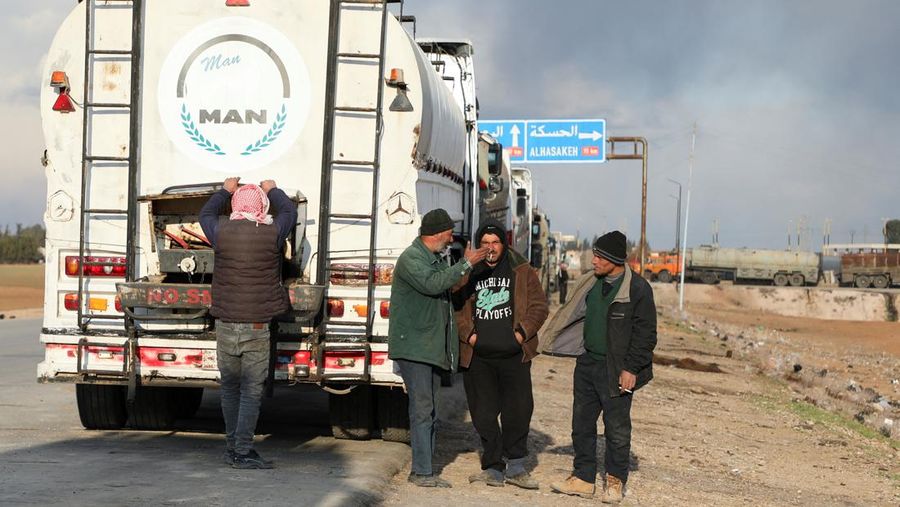 Truk-truk tangki minyak antre berbanjar di Qamishli, Suriah, Minggu (23/2/2025) waktu setempat. (REUTERS/Orhan Qereman)