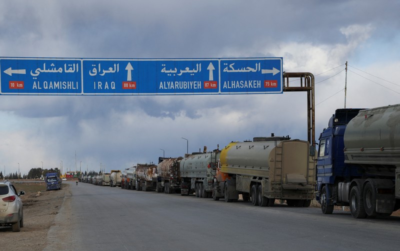 Truk-truk tangki minyak antre berbaris di Qamishli, Suriah, Minggu (23/2/2025) waktu setempat. (REUTERS/Orhan Qereman)