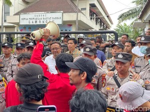 Giliran Mahasiswa Lamongan Turun Jalan Tolak Efisiensi Anggaran