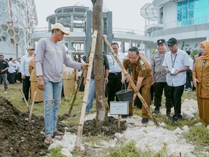 Wabup Gresik dr Alif Dorong PPPK Tanam Pohon Percantik Islamic Center