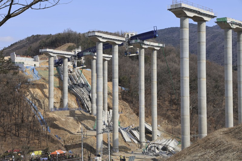 Bagian jalan raya yang ditinggikan terlihat runtuh saat sedang dibangun di Cheonan, Korea Selatan, Selasa, 25 Februari 2025. Bagian jalan raya yang ditinggikan terlihat runtuh saat sedang dibangun di Cheonan, Korea Selatan, Selasa, 25 Februari 2025. (Hong Ki-won/Yonhap via AP)
