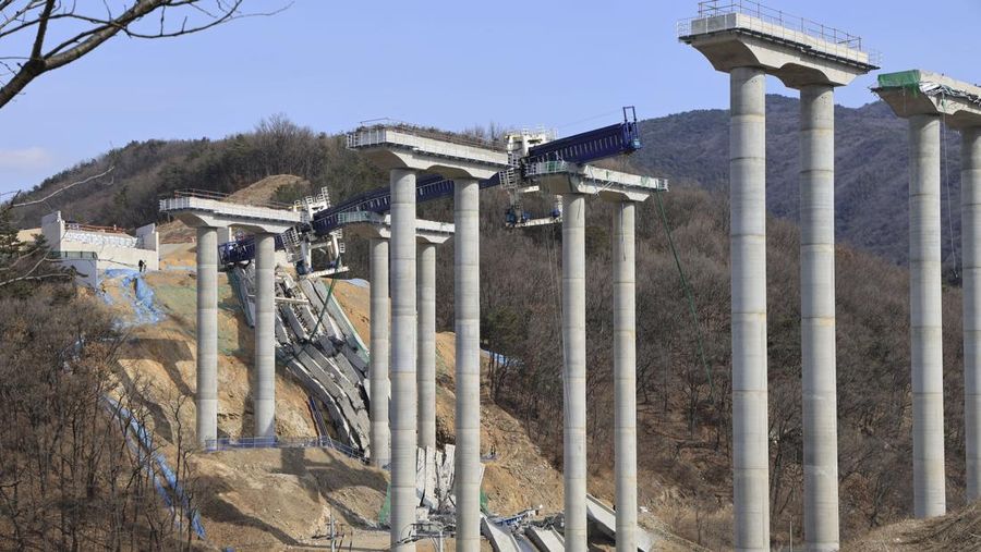 Bagian jalan raya yang ditinggikan terlihat runtuh saat sedang dibangun di Cheonan, Korea Selatan, Selasa, 25 Februari 2025. (Hong Ki-won/Yonhap via AP)