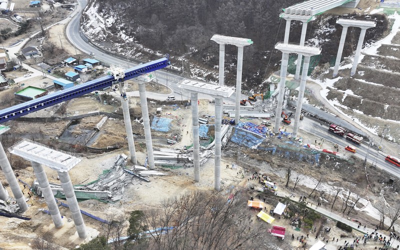 Bagian jalan raya yang ditinggikan terlihat runtuh saat sedang dibangun di Cheonan, Korea Selatan, Selasa, 25 Februari 2025. Bagian jalan raya yang ditinggikan terlihat runtuh saat sedang dibangun di Cheonan, Korea Selatan, Selasa, 25 Februari 2025. (Hong Ki-won/Yonhap via AP)