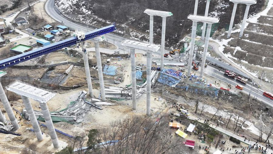 Bagian jalan raya yang ditinggikan terlihat runtuh saat sedang dibangun di Cheonan, Korea Selatan, Selasa, 25 Februari 2025. (Hong Ki-won/Yonhap via AP)