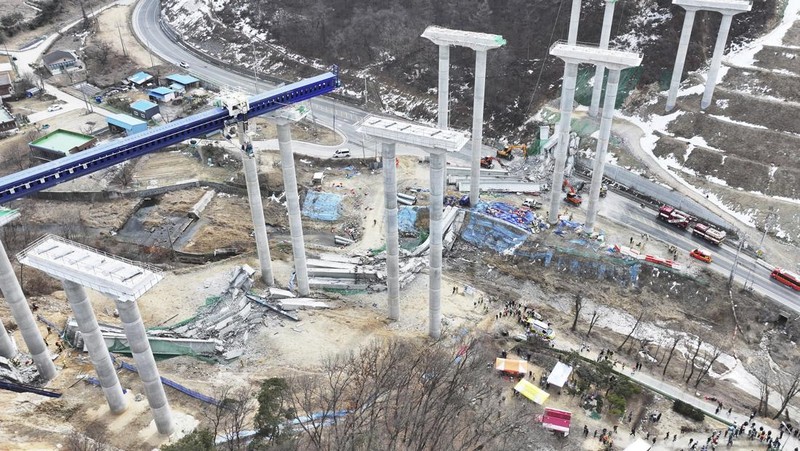 Bagian jalan raya yang ditinggikan terlihat runtuh saat sedang dibangun di Cheonan, Korea Selatan, Selasa, 25 Februari 2025. (Hong Ki-won/Yonhap via AP)