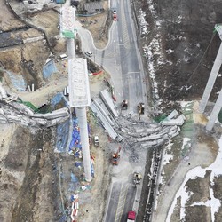 Jembatan Jalan Tol Ambruk, Kubur 10 Orang Hidup-Hidup