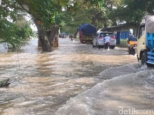 Banjir Landa Gegesik Cirebon, Jalan-Sawah Terendam