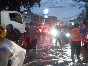 Jalur Utama Dayeuhkolot Terendam Banjir, Kendaraan Sulit Melintas