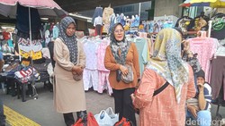 Alasan Ibu-ibu Sengaja Belanja ke Tanah Abang Sebelum Ramadan