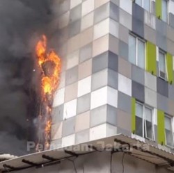 Hotel Terbakar di Glodok, 22 Orang Dievakuasi-100 Petugas Damkar Turun