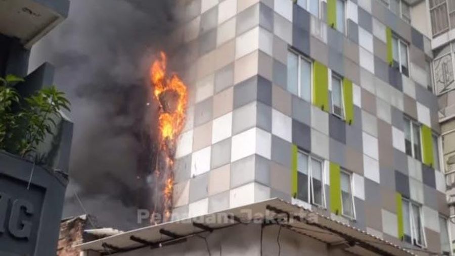 Hotel di Glodok, Jakarta Barat terbakar pada Selasa (25/2/2025) pagi. (Dok. Instagram @humasjakfire)