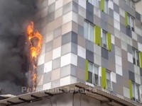 Hotel Terbakar di Glodok, 22 Orang Dievakuasi-100 Petugas Damkar Turun