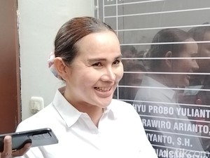 Isa Zega Umbar Senyum Saat Jalani Sidang Perdana Kasus Pencemaran Nama Baik