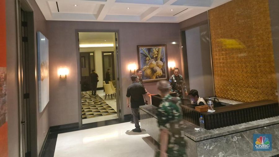 Kejagung menggeledah rumah Riza Chalid di jl.Jenggala, Kebayoran Baru, Jakarta Selatan, Selasa (25/2/2025]. (CNBC Indonesia/Verda Nanno Setiawan)