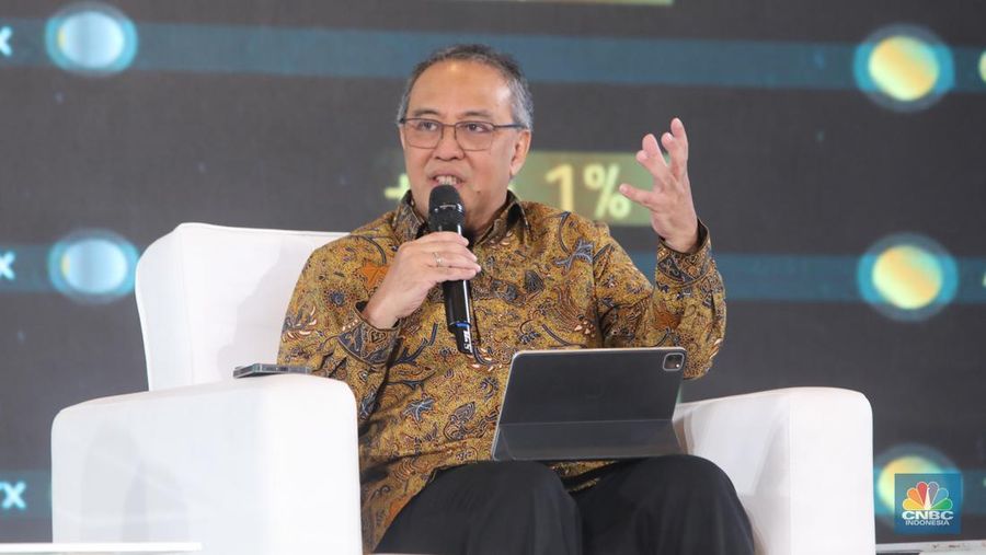 Kepala Departemen Sistem Pembayaran Bank Indonesia, Dicky Kartikoyono menyampaikan pemaparan dalam acara Digital Economic Forum di Jakarta, Selasa (25/2/2025). (CNBC Indonesia/Faisal Rahman)
