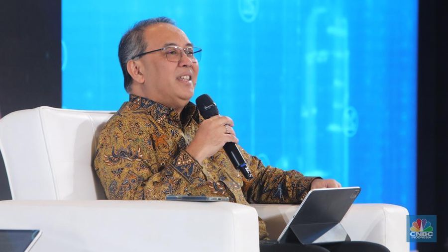 Kepala Departemen Sistem Pembayaran Bank Indonesia, Dicky Kartikoyono menyampaikan pemaparan dalam acara Digital Economic Forum di Jakarta, Selasa (25/2/2025). (CNBC Indonesia/Faisal Rahman)