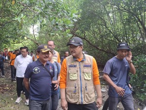 Mensos Gus Ipul Bersihkan Sampah di Tahura Ngurah Rai Denpasar