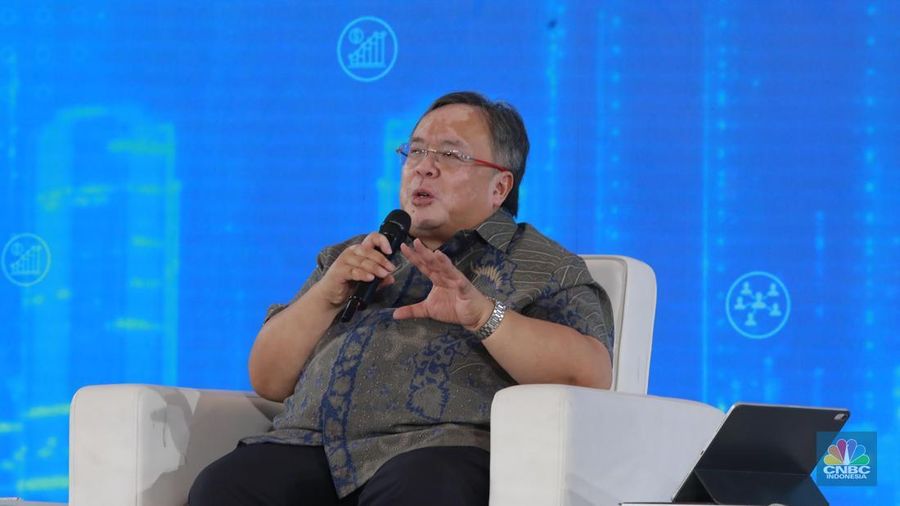 Penasihat Khusus Presiden Bidang Ekonomi & Pembangunan, Bambang Brodjonegoro menyampaikan pemaparan dalam acara Digital Economic Forum di Jakarta, Selasa (25/2/2025). (CNBC Indonesia/Muhammad Sabki)