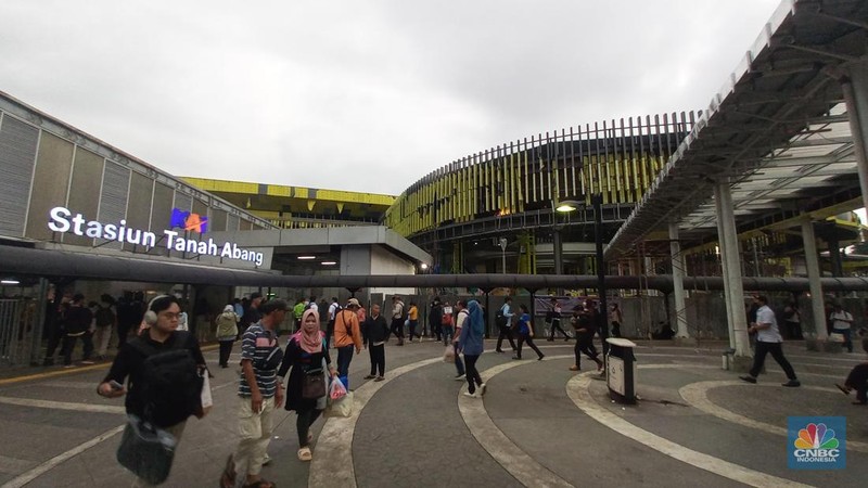 Penumpang menunggu KRL di peron jalur 1 di bangunan baru Stasiun Tanah Abang, Senin (24/2/2025). (վ/Muhammad Sabki)