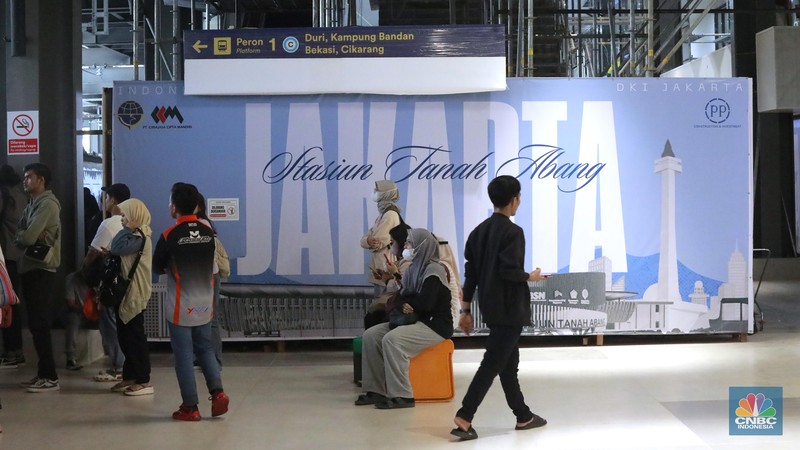 Penumpang menunggu KRL di peron jalur 1 di bangunan baru Stasiun Tanah Abang, Senin (24/2/2025). (CNBC Indonesia/Muhammad Sabki)