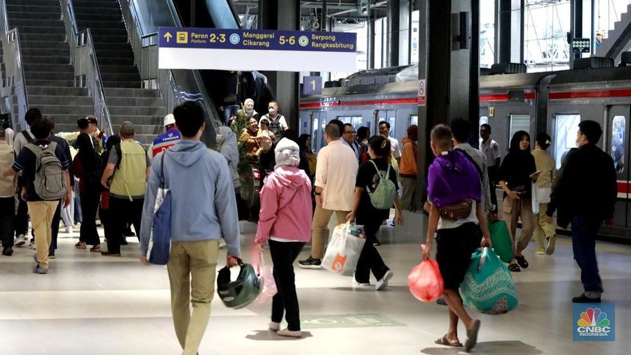 Penumpang menunggu KRL di peron jalur 1 di bangunan baru Stasiun Tanah Abang, Senin (24/2/2025). (CNBC Indonesia/Muhammad Sabki)