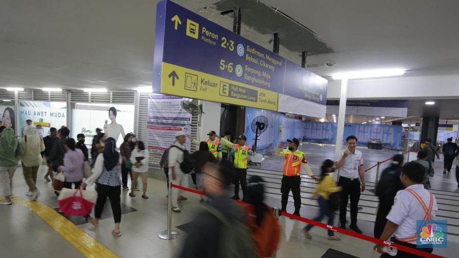 Penumpang menunggu KRL di peron jalur 1 di bangunan baru Stasiun Tanah Abang, Senin (24/2/2025). (CNBC Indonesia/Muhammad Sabki)