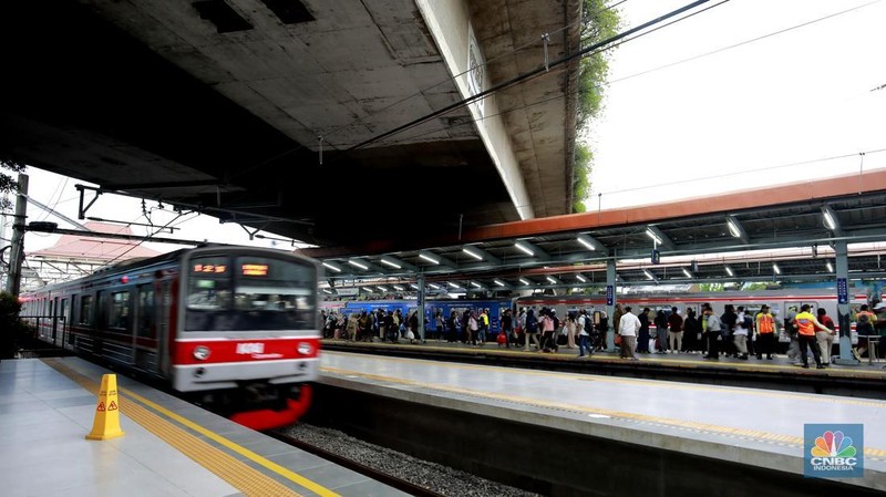 Penumpang menunggu KRL di peron jalur 1 di bangunan baru Stasiun Tanah Abang, Senin (24/2/2025). (վ/Muhammad Sabki)