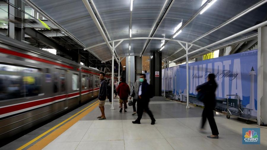 Penumpang menunggu KRL di peron jalur 1 di bangunan baru Stasiun Tanah Abang, Senin (24/2/2025). (CNBC Indonesia/Muhammad Sabki)