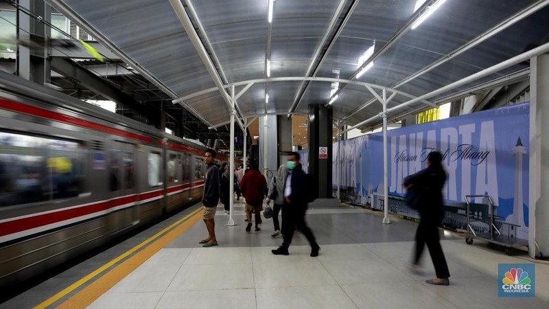 Penumpang menunggu KRL di peron jalur 1 di bangunan baru Stasiun Tanah Abang, Senin (24/2/2025). (վ/Muhammad Sabki)