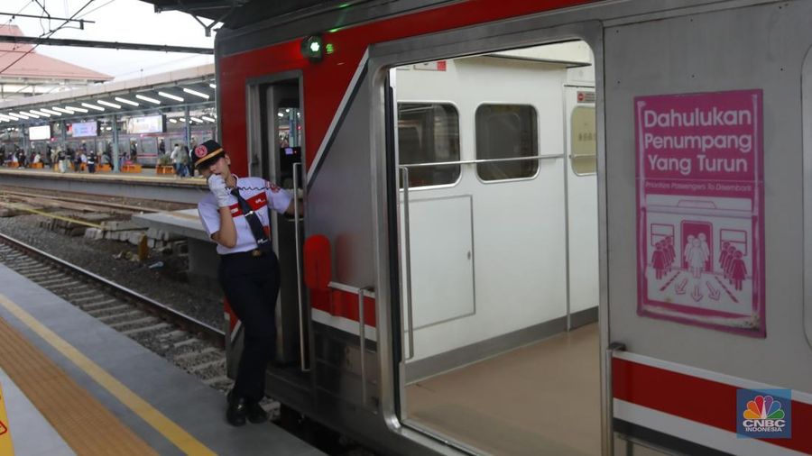 Penumpang menunggu KRL di peron jalur 1 di bangunan baru Stasiun Tanah Abang, Senin (24/2/2025). (CNBC Indonesia/Muhammad Sabki)