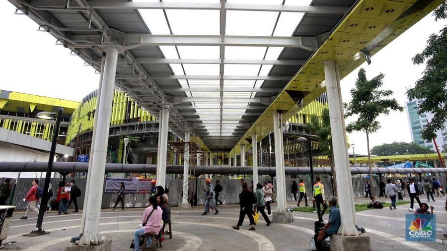 Penumpang menunggu KRL di peron jalur 1 di bangunan baru Stasiun Tanah Abang, Senin (24/2/2025). (CNBC Indonesia/Muhammad Sabki)