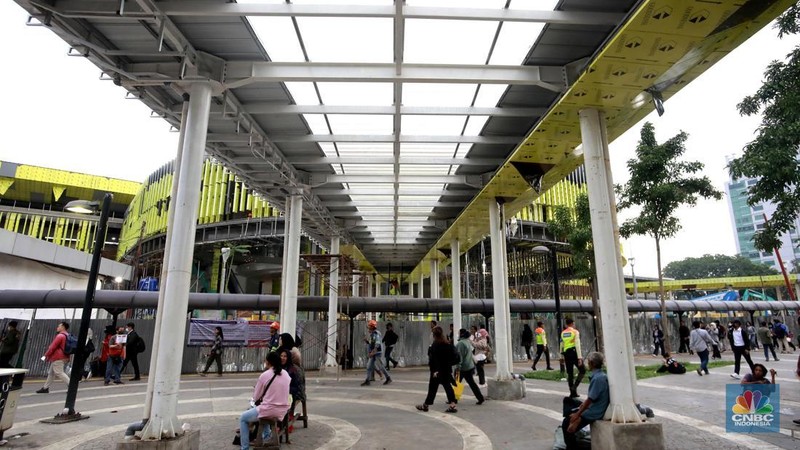 Penumpang menunggu KRL di peron jalur 1 di bangunan baru Stasiun Tanah Abang, Senin (24/2/2025). (վ/Muhammad Sabki)