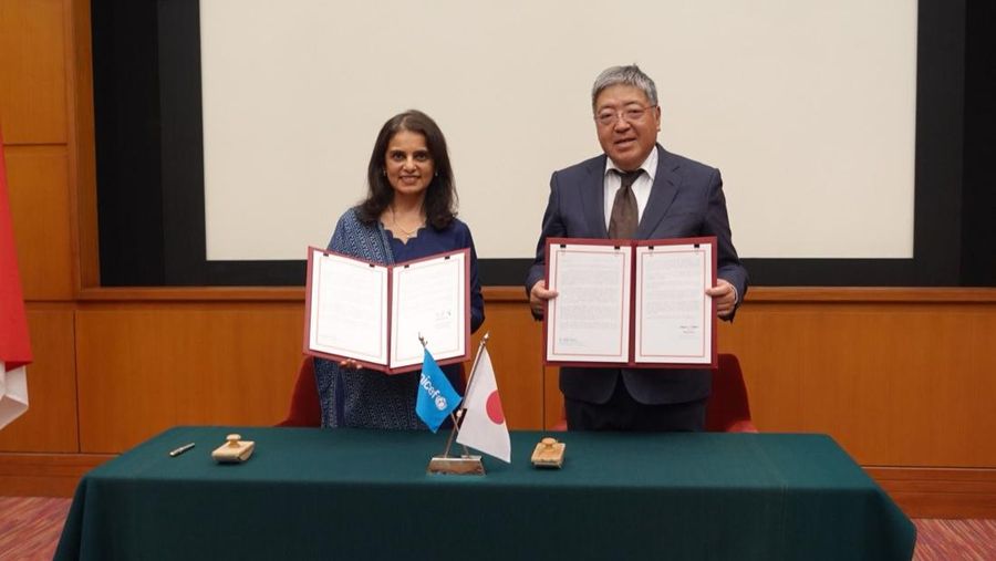 Perwakilan UNICEF Indonesia, Maniza Zaman (Kiri) dan Duta Besar Jepang untuk Indonesia, Masaki Yasushi (Kanan) Penandatanganan kerja sama antara Pemerintah Jepang bersama UNICEF Indonesia dan Badan Gizi Nasional, Selasa (25/2/2025). (Dok. Kedubes Jepang)