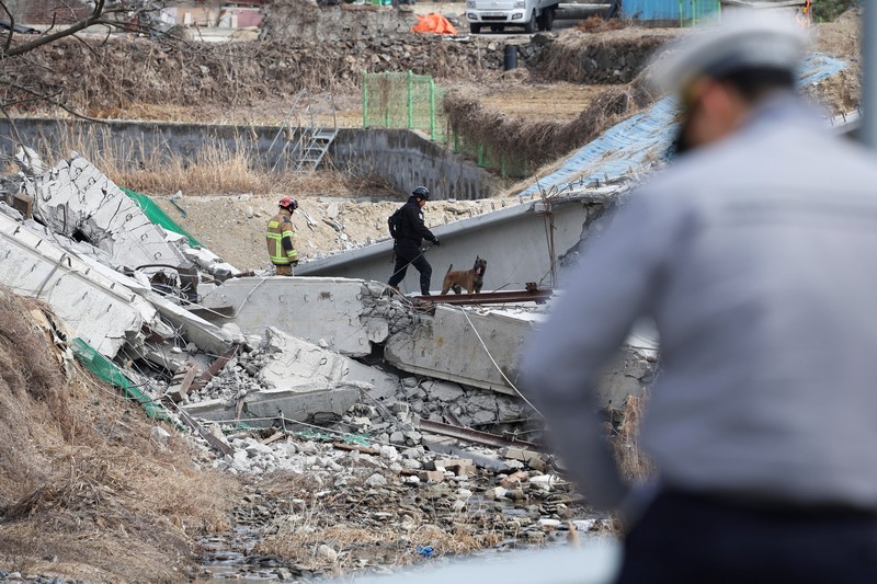 Bagian jalan raya yang ditinggikan terlihat runtuh saat sedang dibangun di Cheonan, Korea Selatan, Selasa, 25 Februari 2025. Bagian jalan raya yang ditinggikan terlihat runtuh saat sedang dibangun di Cheonan, Korea Selatan, Selasa, 25 Februari 2025. (Hong Ki-won/Yonhap via AP)