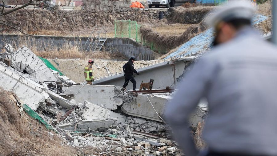 Bagian jalan raya yang ditinggikan terlihat runtuh saat sedang dibangun di Cheonan, Korea Selatan, Selasa, 25 Februari 2025. (Hong Ki-won/Yonhap via AP)