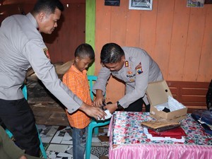Kapolres Grobogan Bantu Bocah yang Hidup Bersama Ibu Gangguan Jiwa