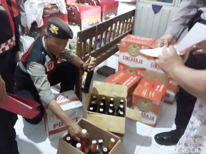 Polisi Sikat Miras di Cirebon Jelang Ramadan, Ratusan Botol Disita