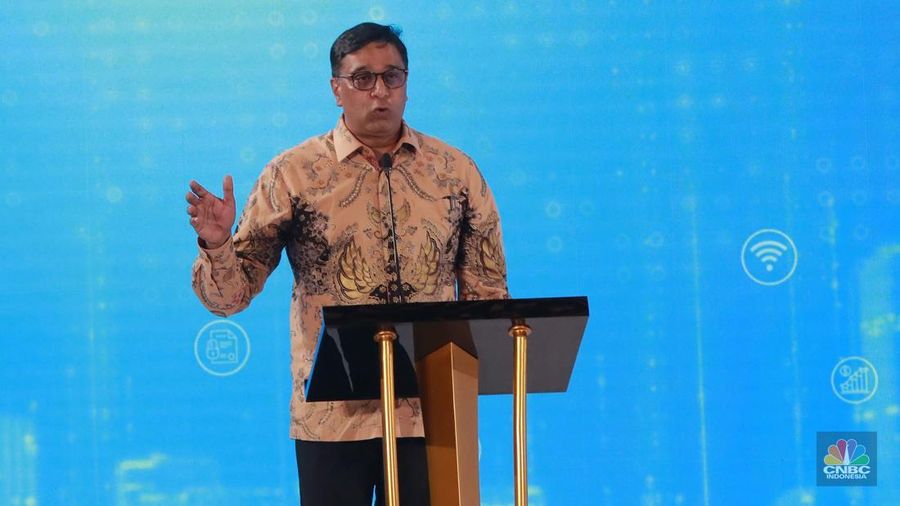Presiden Direktur PT Indosat Tbk (ISAT), Vikram Sinha menyampaikan sambutan dalam acara Digital Economic Forum di Jakarta, Selasa (25/2/2025). (CNBC Indonesia/Muhammad Sabki)