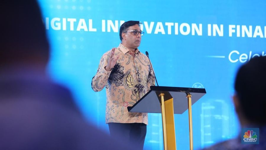 Presiden Direktur PT Indosat Tbk (ISAT), Vikram Sinha menyampaikan sambutan dalam acara Digital Economic Forum di Jakarta, Selasa (25/2/2025). (CNBC Indonesia/Faisal Rahman)