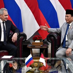 Berpelukan Mesra, Momen Tangan Kanan Putin Bertemu Prabowo di Istana