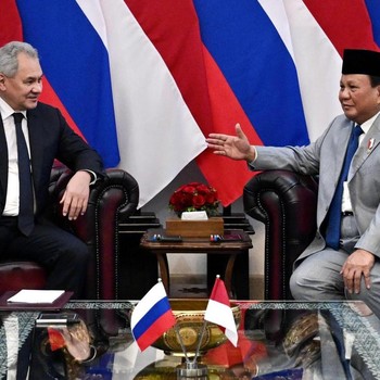 Berpelukan Mesra, Momen Tangan Kanan Putin Bertemu Prabowo di Istana