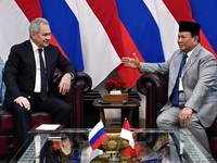 Berpelukan Mesra, Momen Tangan Kanan Putin Bertemu Prabowo di Istana