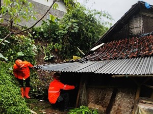 Tebing Longsor Timpa Rumah di Bogor, 3 Penghuni Luka-luka